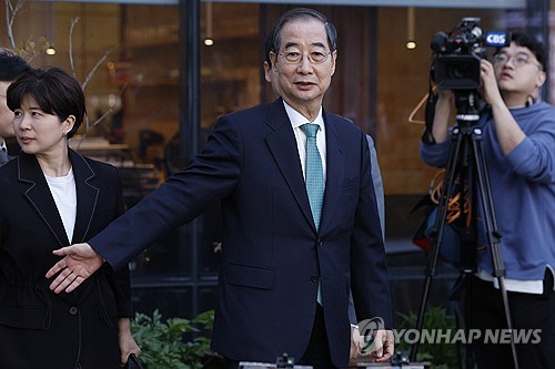 무소속 한덕수 대선 예비후보가 7일 서울 종로구의 한 식당에서 국민의힘 김문수 대선 후보와 후보 단일화 관련 회동을 마친 뒤 떠나고 있다.  [공동취재]